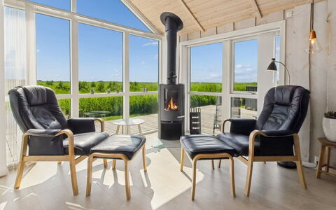 Jonna - 700M from the Sea: Möbel, Stuhl, Interior Design, Flooring, Holz, Holzboden, Wohnzimmer, Fussboden, Couch, Tabelle