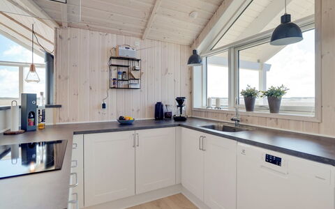 Jonna - 700M from the Sea: Holz, Decke, Interior Design, Flooring, Countertop, Zuhause, Küche, Cabinetry, Light Fixture, Zimmer