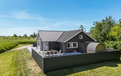 Jonna - 700M from the Sea