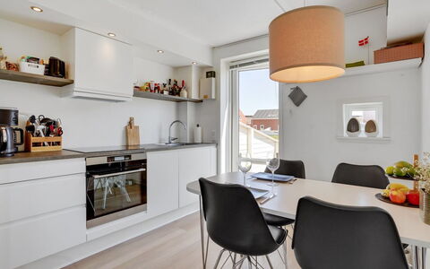 Gerharde - 2.3Km from the Sea: Möbel, Interior Design, Küche, Countertop, Flooring, Holz, Decke, Light Fixture, Fussboden, Zimmer