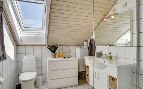 Gerharde - 2.3Km from the Sea: Armatur, Interior Design, Sinken, Flooring, Bad Sink, Badezimmerschrank, Fussboden, Zapfhahn, Decke, Badezimmer
