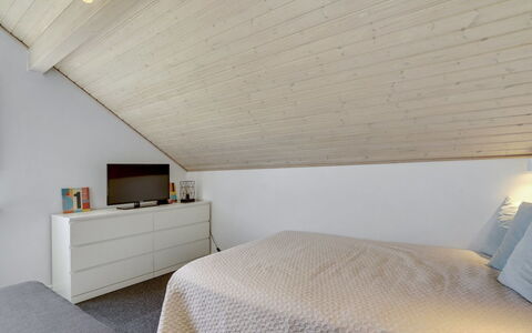 Gerharde - 2.3Km from the Sea: Interior Design, Flooring, Decke, Holz, Schlafzimmer, Fussboden, Bett, Möbel, Beleuchtung, Dachboden