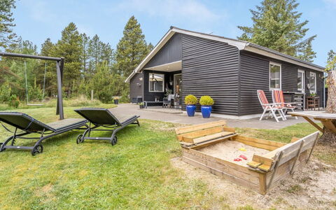 Bjarka - 2.9Km from the Sea: Hütte, Zuhause, Haus, Dach, Veranda, Estate, Abstellgleis, Gartenbauten, Bauernhaus, Garten
