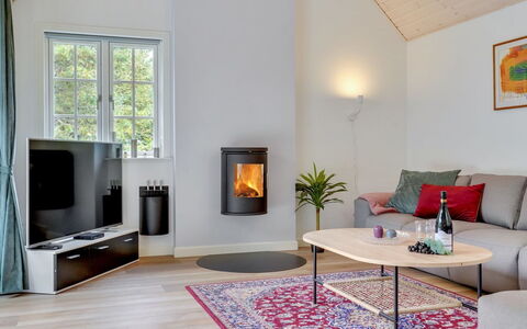 Emmeli - 1.2Km from the Sea: Flooring, Fussboden, Interior Design, Möbel, Holzboden, Holzofen, Zimmer, Wohnzimmer, Feuerstelle, Holzbeize