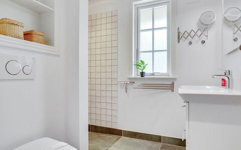Emmeli - 1.2Km from the Sea: Badezimmer, Flooring, Armatur, Wand, Interior Design, Fussboden, Toilette, Installation, Decke, Zapfhahn