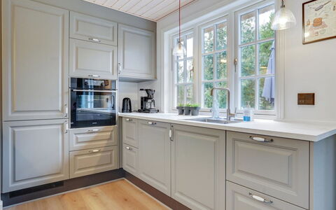 Emmeli - 1.2Km from the Sea: Cabinetry, Interior Design, Küche, Flooring, Holz, Countertop, Schublade, Fussboden, Möbel, Küchengerät