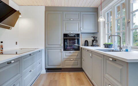 Emmeli - 1.2Km from the Sea: Küche, Cabinetry, Holz, Interior Design, Flooring, Countertop, Schublade, Küchengerät, Decke, Fussboden