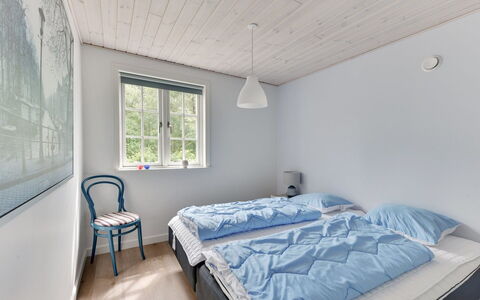Emmeli - 1.2Km from the Sea: Schlafzimmer, Holz, Bett, Bedding, Bettdecke, Zuhause, Decke, Interior Design, Bettrahmen, Fussboden