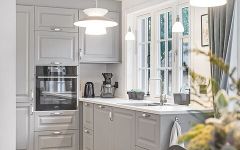 Emmeli - 1.2Km from the Sea: Küche, Cabinetry, Möbel, Interior Design, Flooring, Küchengerät, Countertop, Decke, Schublade, Light Fixture
