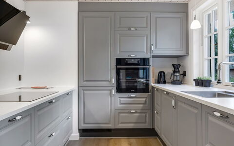 Emmeli - 1.2Km from the Sea: Küche, Cabinetry, Interior Design, Flooring, Decke, Küchengerät, Countertop, Möbel, Fussboden, Schublade