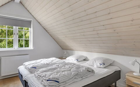 Emmeli - 1.2Km from the Sea: Holz, Schlafzimmer, Bett, Flooring, Fussboden, Decke, Interior Design, Zuhause, Bedding, Bettrahmen