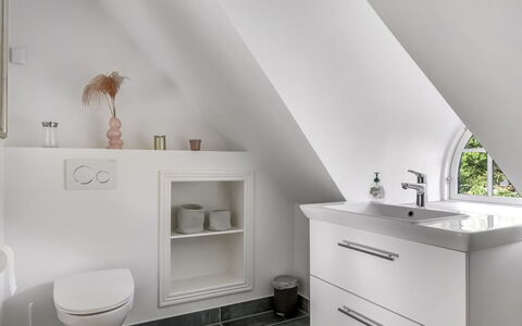 Emmeli - 1.2Km from the Sea: Bad Sink, Armatur, Badezimmer, Sinken, Badezimmerschrank, Zapfhahn, Fussboden, Flooring, Interior Design, Installation