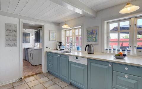 Edelgard - 4.5Km from the Sea: Holz, Flooring, Zuhause, Fussboden, Möbel, Cabinetry, Tür, Küche, Countertop, Decke