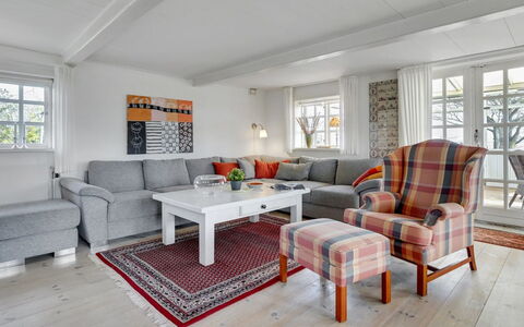 Edelgard - 4.5Km from the Sea: Möbel, Couch, Interior Design, Wohnzimmer, Decke, Tabelle, Zuhause, Fussboden, Wohnung