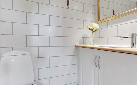 Edelgard - 4.5Km from the Sea: Wand, Flooring, Fussboden, Interior Design, Badezimmer, Armatur, Fliese, Installation, Toilette