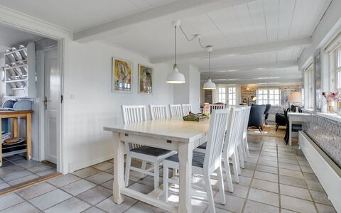 Edelgard - 4.5Km from the Sea: Möbel, Flooring, Fussboden, Interior Design, Holz, Decke, Tabelle, Küche & Esszimmer Tisch, Holzboden, Esszimmer