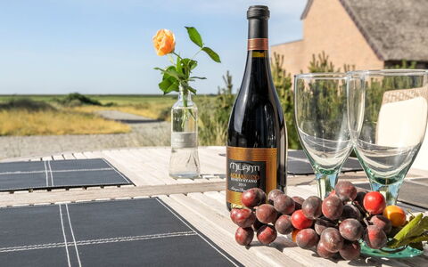 Helgo - 250M from the Sea: Möbel, Flasche, Wein, Glasflasche, Essen, Weinflasche, Stuhl, Servierware