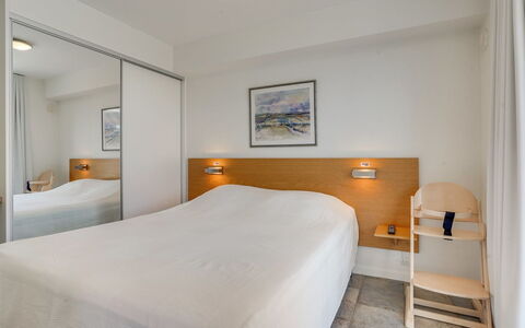 Helgo - 250M from the Sea: Interior Design, Bett, Holz, Schlafzimmer, Flooring, Möbel, Decke, Fussboden, Bettdecke, Wohnung