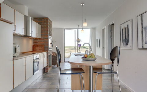 Helgo - 250M from the Sea: Möbel, Flooring, Interior Design, Fussboden, Holz, Stuhl, Decke, Küche, Countertop, Küche & Esszimmer Tisch