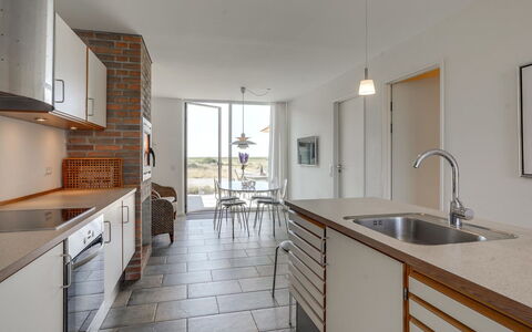 Helgo - 250M from the Sea: Wand, Flooring, Fussboden, Countertop, Möbel, Küche, Cabinetry, Verbundwerkstoff, Wohnung, Holzbeize
