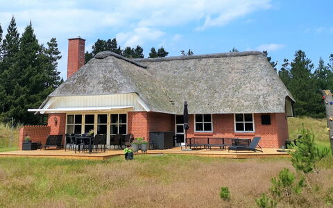 Harpa - 2.5Km from the Sea: Holz, Zuhause, Veranda, Deck, Hartholz, Dach, Holzbeize, Holzboden, Eco Hotel