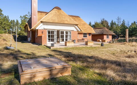 Harpa - 2.5Km from the Sea: Holz, Zuhause, Veranda, Deck, Hartholz, Dach, Holzbeize, Holzboden, Eco Hotel