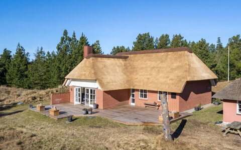 Harpa - 2.5Km from the Sea: Holz, Zuhause, Veranda, Deck, Hartholz, Dach, Holzbeize, Holzboden, Eco Hotel