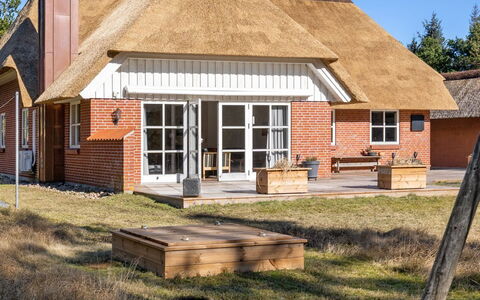 Harpa - 2.5Km from the Sea: Holz, Zuhause, Veranda, Deck, Hartholz, Dach, Holzbeize, Holzboden, Eco Hotel