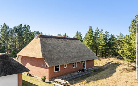 Harpa - 2.5Km from the Sea: Holz, Zuhause, Veranda, Deck, Hartholz, Dach, Holzbeize, Holzboden, Eco Hotel