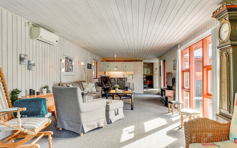 Eliane - 4Km from the Sea: Möbel, Holz, Decke, Interior Design, Flooring, Couch, Fussboden, Wohnzimmer, Stuhl, Zimmer