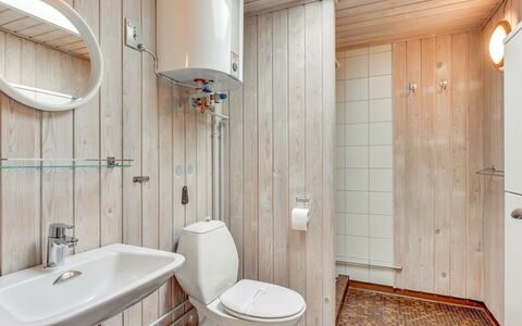 Eliane - 4Km from the Sea: Flooring, Armatur, Fussboden, Holz, Bad Sink, Badezimmer, Interior Design, Sinken, Toilette, Decke
