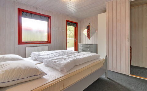 Eliane - 4Km from the Sea: Schlafzimmer, Interior Design, Holz, Bett, Flooring, Decke, Fussboden, Zimmer, Bettdecke, Bedding