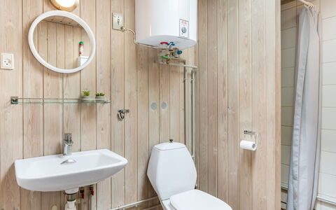 Eliane - 4Km from the Sea: Badezimmer, Toilleten Sitz, Armatur, Wand, Toilette, Bad Sink, Flooring, Interior Design, Sinken, Fussboden
