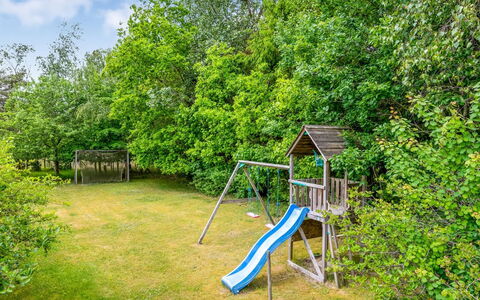 Eliane - 4Km from the Sea: Strauch, Spielplatz Rutsche, Garten, Rasen, Schatten, Garten, Landscaping, Hinterhof, Park, Spielmittel