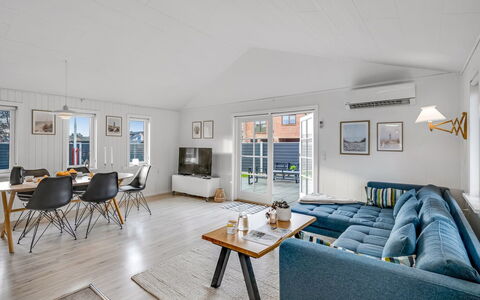 Aila - 1.4Km from the Sea: Holz, Couch, Zuhause, Möbel, Interior Design, Fussboden, Wohnzimmer, Flooring, Decke
