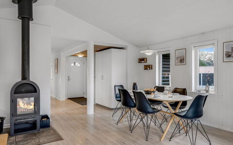 Aila - 1.4Km from the Sea: Flooring, Holz, Fussboden, Interior Design, Decke, Holzboden, Zuhause, Wohnzimmer, Möbel, Zimmer