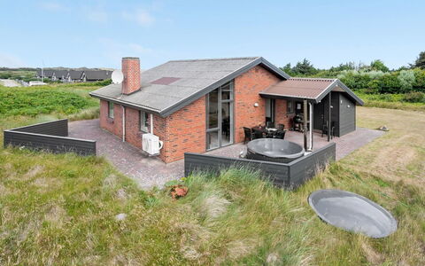 Mert - 1.2Km from the Sea: Gras, Haus, Dach, Zuhause, Hütte, Strauch, Grundstueck, Ländliches Gebiet, Bauernhaus, Ground