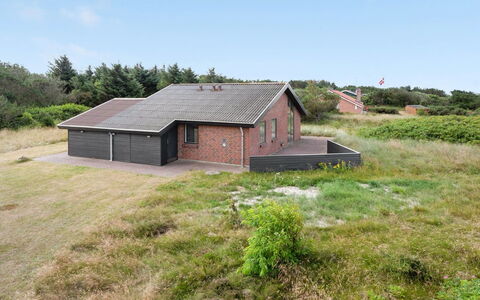 Mert - 1.2Km from the Sea: Gras, Haus, Dach, Zuhause, Hütte, Strauch, Grundstueck, Ländliches Gebiet, Bauernhaus, Ground