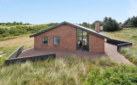 Mert - 1.2Km from the Sea: Gras, Haus, Dach, Zuhause, Hütte, Strauch, Grundstueck, Ländliches Gebiet, Bauernhaus, Ground