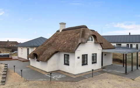 Annelouise - 100M from the Sea: Haus, Dach, Zuhause, Hütte, Schuppen, Gartenbauten, Abstellgleis, Garten, Blockhaus, Hütte
