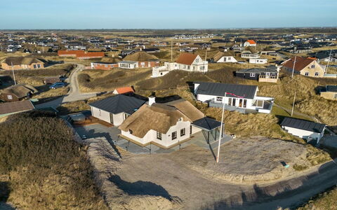 Annelouise - 100M from the Sea: Haus, Dach, Zuhause, Hütte, Schuppen, Gartenbauten, Abstellgleis, Garten, Blockhaus, Hütte