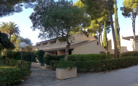 Saint Cyr sur Mer les Lecques 210: Pflanze, Himmel, Gebäude, Baum, Strassenbelag, Schatten, Haus, Arecales, Asphalt, Urban Design