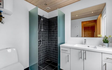 Tanea - 700M to the Fjord: Badezimmer, Armatur, Interior Design, Bad Sink, Wand, Flooring, Sinken, Fussboden, Badezimmerschrank, Zapfhahn