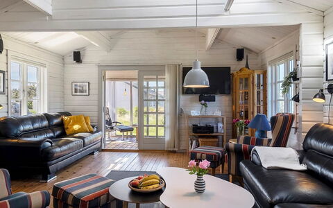 Algea - 300M from the Sea: Möbel, Couch, Holz, Interior Design, Decke, Wohnzimmer, Flooring, Beleuchtung, Zimmer, Fussboden