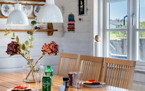 Algea - 300M from the Sea: Möbel, Holz, Interior Design, Flooring, Tabelle, Fussboden, Light Fixture, Küche & Esszimmer Tisch, Esszimmer, Beleuchtung