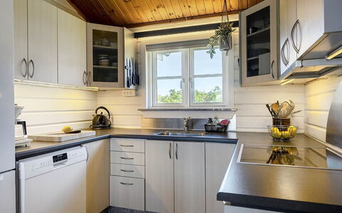 Algea - 300M from the Sea: Küche, Küchengerät, Countertop, Major Appliance, Holz, Cabinetry, Haushaltsgerät, Flooring, Interior Design, Möbel