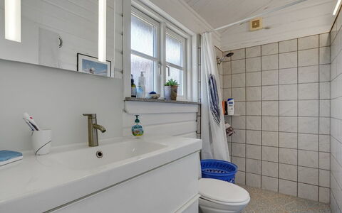 Algea - 300M from the Sea: Flooring, Armatur, Fussboden, Badezimmer, Installation, Sinken, Zapfhahn, Fliese, Toilette, Badezimmerschrank
