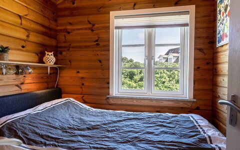 Algea - 300M from the Sea: Holz, Schlafzimmer, Fussboden, Flooring, Bett, Interior Design, Bettdecke, Bedding, Möbel, Zuhause