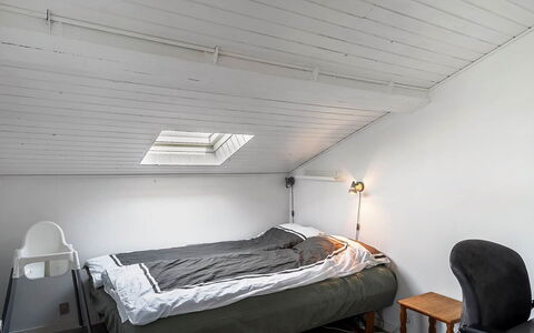 Algea - 300M from the Sea: Decke, Fussboden, Holz, Flooring, Interior Design, Schlafzimmer, Möbel, Bett, Beleuchtung, Bettdecke