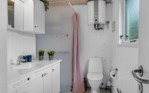 Lykka - 950M from the Sea: Armatur, Flooring, Interior Design, Badezimmer, Fussboden, Sinken, Toilette, Zapfhahn, Installation, Zimmer